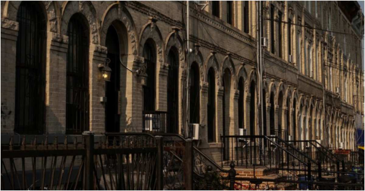 নিউ ইয়র্ক সিটির ব্রুকলিনের বুশউইকে সারিবদ্ধ আবাসিক ভবন। নগরের এবারের নির্বাচনে সাশ্রয়ী মূল্যের আবাসন রয়েছে আলোচনার সামনের সারিতে। ছবি: রয়টার্স